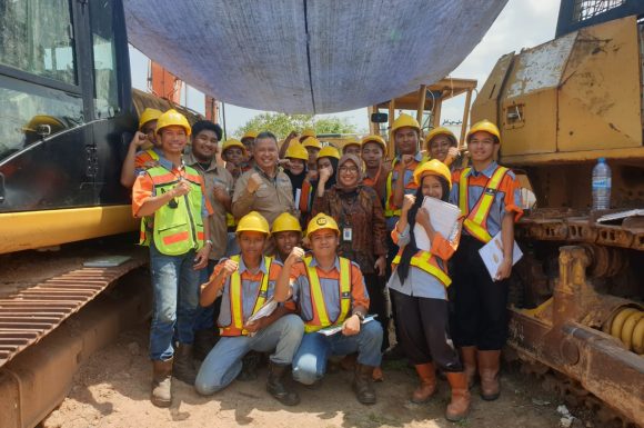 Pendampingan Pemanfaatan Rapor Sekolah untuk Proses Perencanaan Berbasis Data (PBD) di SMK PGRI Banjarbaru oleh BBPPMPV BISPAR Jakarta