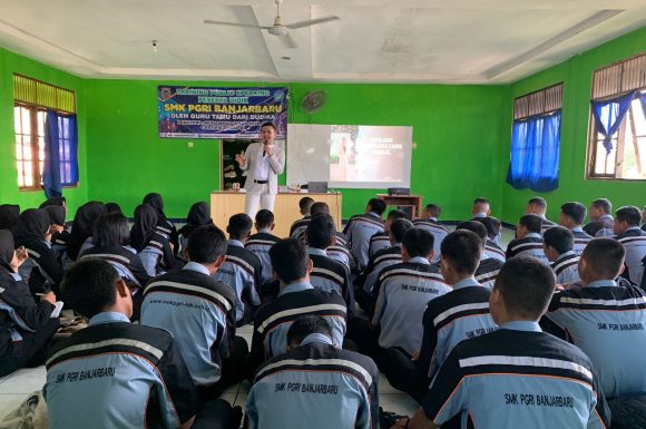 Guru Tamu Pelatihan Public Speaking untuk Siswa-Siswi SMK PGRI Banjarbaru
