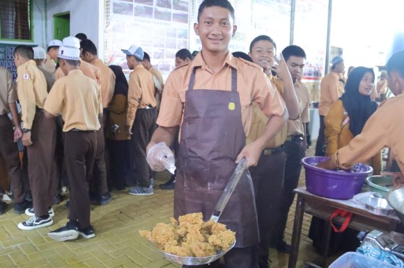 Kegiatan Kokurikuler Lintas Mata Pelajaran: Siswa SMK PGRI Banjarbaru Belajar Sambil Memasak